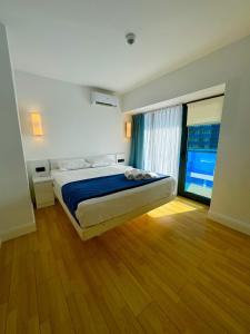 Een bed of bedden in een kamer bij Luxsor Rooms In Orbi City