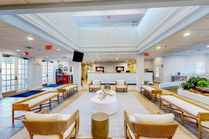 un vestíbulo de un hospital con sillas y mesa en Bahama Bay Resort 18702, en Kissimmee