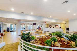 un vestíbulo del hospital con una exposición de plantas en Bahama Bay Resort 18702, en Kissimmee
