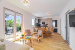 Kuchyňa alebo kuchynka v ubytovaní Apartments Mialis
