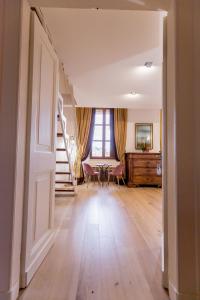 un pasillo abierto con una mesa y sillas en una casa en La Torre Rooms en Spoleto