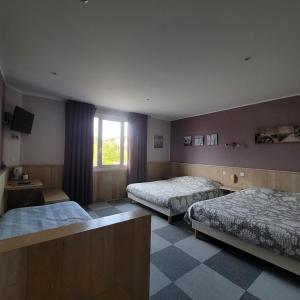Cette chambre comprend 2 lits et une fenêtre. dans l'établissement Hotel Bar Tabac Point Chaud L'Ecureuil, à Saint-Paul-en-Born