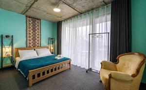 ein Schlafzimmer mit einem Bett, einem Stuhl und einem Fenster in der Unterkunft Paradiso Hotel in Telawi