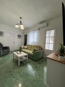 una sala de estar con un sofá y una mesa en San Antonio, en Alhaurín el Grande 34 fotos más