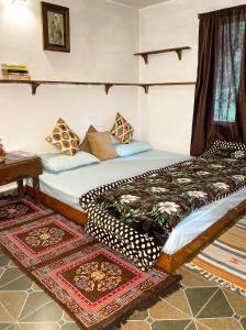 um quarto com uma cama grande com almofadas em Aarya homes em Manali