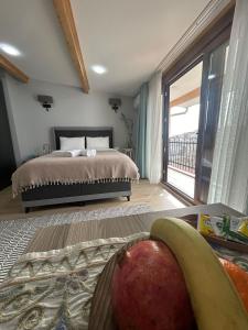 ein Schlafzimmer mit einem Bett und einer Obstschale in der Unterkunft NarPera Taksim Boutique Hotel in Istanbul