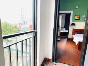 Habitación con balcón, 1 dormitorio y 1 cama. en Hoa Mai Hotel, en Dong Hoi