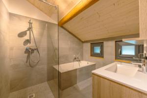 W łazience znajduje się umywalka i prysznic. w obiekcie Etoile des Vents w mieście Morzine