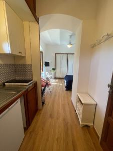 una cucina a pianta aperta e un soggiorno in un appartamento di La Terrazza sul Tigullio a Rapallo