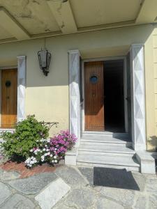 una porta d'ingresso di una casa con fiori di La Terrazza sul Tigullio a Rapallo