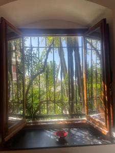 una finestra aperta con vista su una foresta di La Terrazza sul Tigullio a Rapallo
