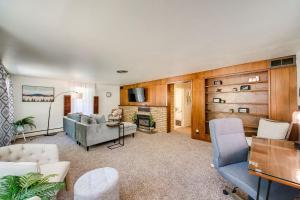 een woonkamer met een bank en een tafel bij Eagle Rock Base Camp in Boise