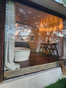 a bathroom with a bath tub and a bath tub at Suítes Domo do Matto in Garanhuns