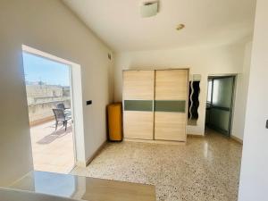 Zimmer mit Glasschiebetür zum Balkon in der Unterkunft 2 bedroom 2 bathroom Apartment in Sliema