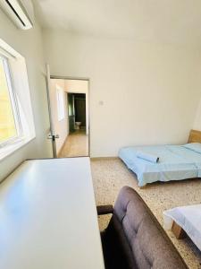 Zimmer mit einem Bett, einem Tisch und einem Spiegel in der Unterkunft 2 bedroom 2 bathroom Apartment in Sliema