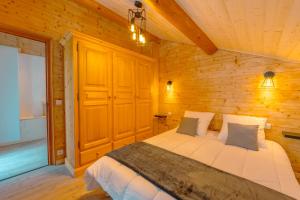 a bedroom with a bed in a wooden room at Etoile des Vents in Morzine +7 photos