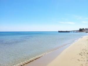 uma vista para uma praia com um cais à distância em Villa Flavia em Noto Marina