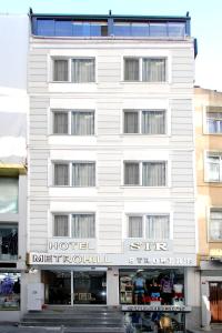 un bâtiment blanc avec un hôtel en face dans l'établissement Metrohill Hotel, à Istanbul