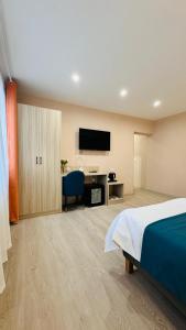 1 dormitorio con 1 cama, escritorio y TV en Hotel Libers en Lauterbach