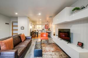 ein Wohnzimmer mit einem Sofa und einem Kamin in der Unterkunft Ninth Street Retreat in Boise