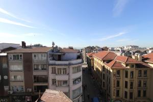 une vue aérienne sur une ville avec des bâtiments dans l'établissement Metrohill Hotel, à Istanbul