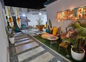 een patio met planten en een bank en een tafel bij Casa de Playa Tortugas Casma, Habitación 4 a 6 personas con 1 baño in Tortuga