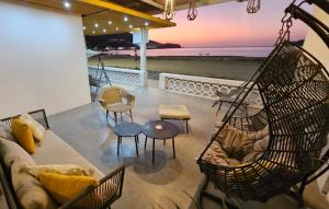 een woonkamer met een bank en een schommel bij Casa de Playa Tortugas Casma, Habitación 4 a 6 personas con 1 baño in Tortuga