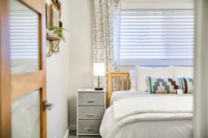 1 Schlafzimmer mit 2 Betten und einem Fenster in der Unterkunft Ninth Street Retreat in Boise