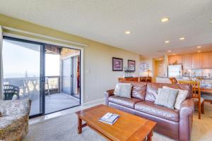 Seating area sa Watsonville Condo with Ocean Views and Beach Access