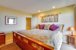 1 dormitorio con 1 cama grande con almohadas moradas en Watsonville Condo with Ocean Views and Beach Access en Watsonville