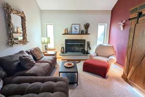 ein Wohnzimmer mit einem Sofa und einem Stuhl in der Unterkunft Mountain Hideout by AvantStay Game Room Deck in Albrightsville