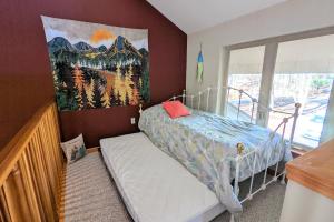 ein Schlafzimmer mit einem Bett und einem Wandgemälde in der Unterkunft Mountain Hideout by AvantStay Game Room Deck in Albrightsville