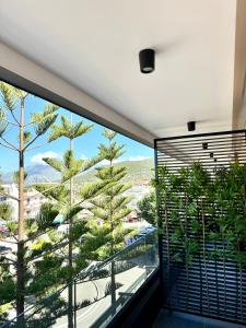 クサミルにあるHotel Joniの木々の景色を望む大きな窓が備わる客室です。