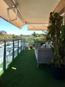 eine Terrasse mit einem Sofa auf dem Balkon in der Unterkunft Apartamento Familiar in Cambrils