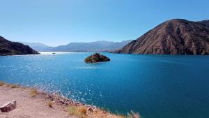 eine kleine Insel inmitten eines großen Wasserkörpers in der Unterkunft Hostal El Encuentro in Mendoza