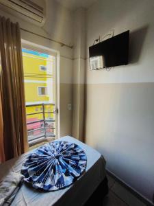 um guarda-chuva azul sentado numa mesa num quarto em Hotel Mãe Rainha em Aparecida