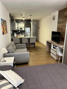 un salon et une cuisine avec un canapé et une table dans l'établissement Apart. Av. Corrientes, à Buenos Aires