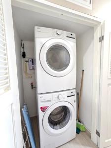 uma máquina de lavar e secar roupa num pequeno quarto em Little bit of Heaven em Ceru Colorado
