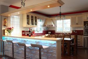 a kitchen with a bar and a dining room at Casa amplia - Ideal para familias, terraza y relax in La Victoria de Acentejo