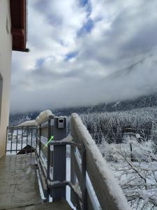 Rõdu või terrass majutusasutuses Haus Albula