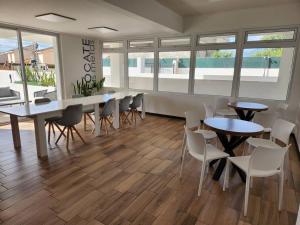 克薩爾特南戈的住宿－La Floresta，用餐室设有桌椅和窗户。