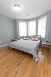 Katil atau katil-katil dalam bilik di Cozy & Classy 3-Bed to mins NYC