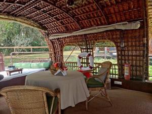 阿勒皮Spice Coast Cruises - Houseboat, A CGH Earth Experience的小屋内的房间,配有桌椅