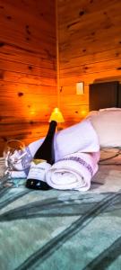 uma cama com um cobertor e um candeeiro em Pousada Santa Terezinha em Urubici