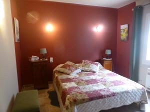 una camera con un letto con una trapunta sopra di 2 chambres au calme Villa Chrisma Provence a Orgon