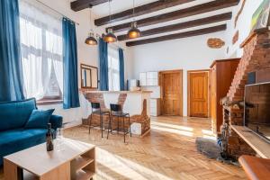 ein Wohnzimmer mit einem blauen Sofa und einem Tisch in der Unterkunft Charming central apartment in Krakau