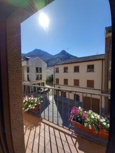 een balkon met uitzicht op een gebouw met bloemen bij HOTEL RURAL ORQUIDEA in Velilla del Río Carrión