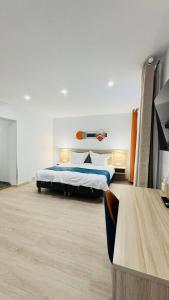 a large bedroom with a bed and a table at Hotel Libers in Lauterbach