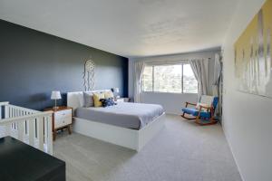 1 dormitorio con cama blanca y ventana en Quaint La Mesa Townhome, Pet Friendly with Fee!, en La Mesa