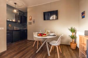 una cucina e una sala da pranzo con tavolo e sedie di Comfort Home Rho Fiera a Rho